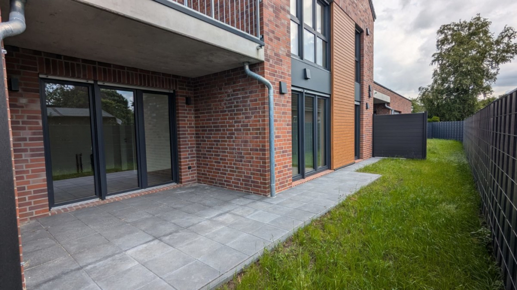 Moormerland / Warsingsfehn - Moderne Erdgeschosswohnung mit Terrasse und Garten