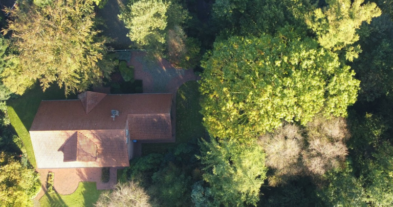 Hesel-Einfamilienhaus mit gehobener Ausstattung und kleinem Wald in Hesel